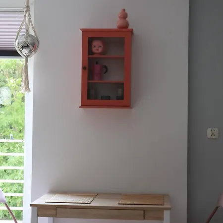 Klimatyczna Kawalerka Z Dużą Ilością Kwiatów *