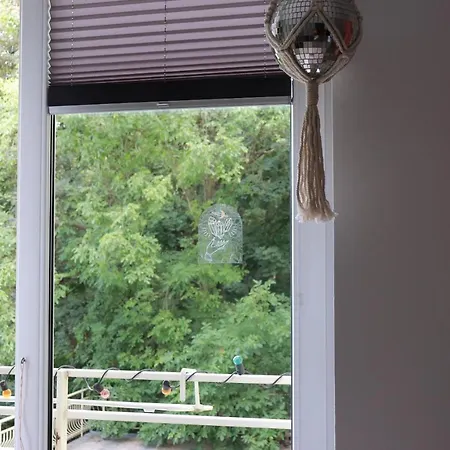 Klimatyczna Kawalerka Z Duza Iloscia Kwiatow Apartment