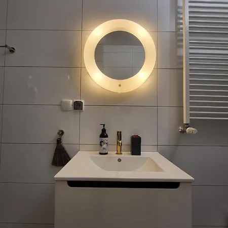 Klimatyczna Kawalerka Z Duza Iloscia Kwiatow Apartment *